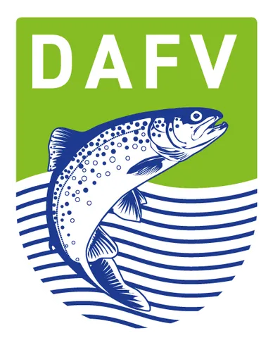 Wappen mit grünem oberen Bereich und weißer Schrift "DAFV", darunter ein stilisierter Fisch über blauen Wellenlinien.