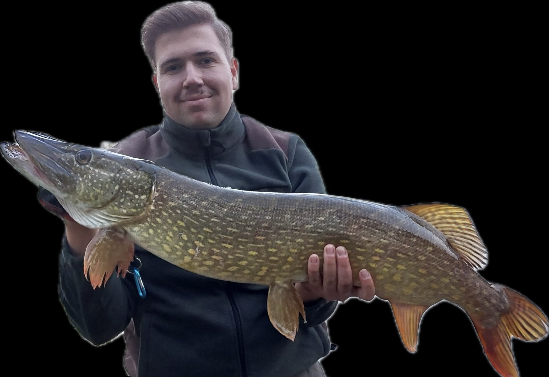 Eine Person hält einen sehr großen, kräftigen Hecht mit deutlicher Musterung vor dunklem Hintergrund.