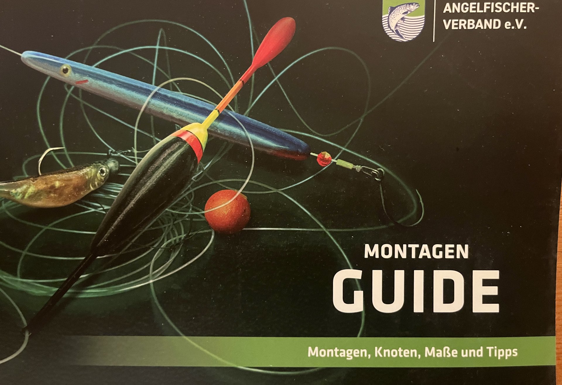 Titelseite des DAFV-Montagen-Guides mit Pose, Wirbeln und Angelschnur.